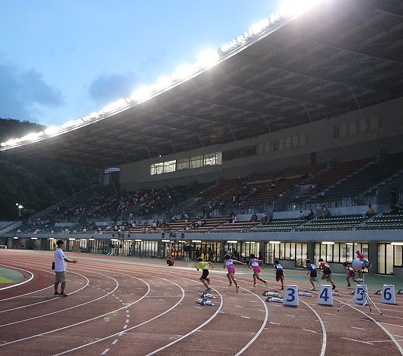 陸上競技場で選手が走っている様子